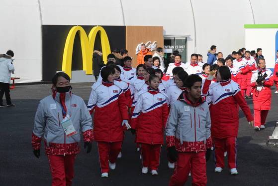 2018 평창겨울올림픽에 참가한 북한 선수단이 지난 2018년 2월 8일 선수촌에 입점한 맥도날드 앞을 지나고 있다. 연합뉴스