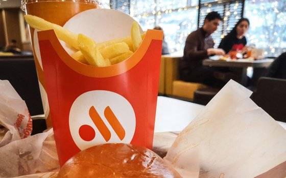 러시아 사람들이 지난 1월 모스크바에 있는 햄버거 체인점 '브쿠스나이 또치카(Вкусно и точка·맛있고 그게 다야)'에서 햄버거와 감자튀김을 먹고 있다. 브쿠스나이 또치카는 러시아에 있던 맥도날드 사업체를 인수해 지난해 6월 재개장했다. AFP=연합뉴스