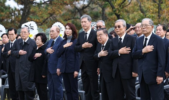 26일 오후 경기 파주시 탄현면 동화경모공원에서 열린 고 노태우 전 대통령 2주기 추모식에서 노 전 대통령의 장남 노재헌 동아시아문화재단 이사장, 노소영 아트센터 나비 관장, 국민의힘 김종인 전 비대위원장 등이 국민의례를 하고 있다. 뉴스1