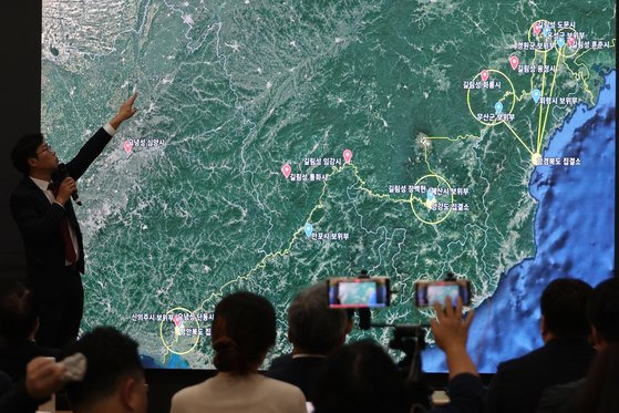 24일 오후 서울 광화문 센터포인트 회의실에서 '재중 탈북민 강제 북송에 대한 정부와 국제사회의 대응'을 주제로 '2023 통일과 나눔 긴급 기자회견이 열리고 있다.   첫 번째 주제 발표자인 이영환 전환기정의워킹그룹(TJWG) 대표가 '최근 중국 탈북민 강제 북송 현황과 송환된 탈북민들이 처한 위험'을 주제로 발표하고 있다.연합뉴스