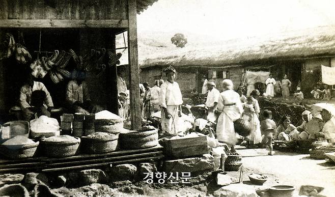 19세기 한양의 뒷골목에 늘어선 노점들. 시정잡배들의 삶의 터전이었다.|경향신문 자료사진