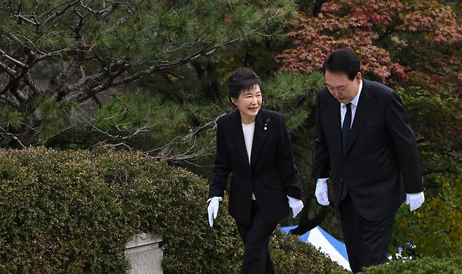 윤석열 대통령과 박근혜 전 대통령이 26일 서울 동작구 국립서울현충원 박정희 전 대통령 묘역에서 박 전 대통령 서거 제44주기 추도식을 마치고 묘소 참배에 나서고 있다. 대통령실 제공