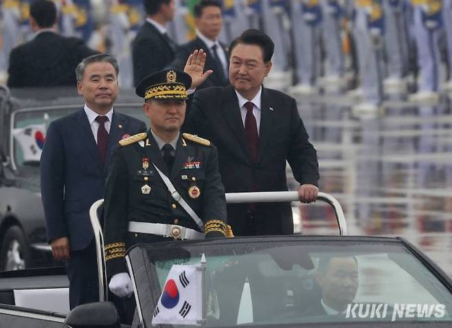 윤석열 대통령이 지난달 26일 경기도 성남 서울공항에서 열린 건군 제75주년 국군의 날 기념식에서 차량에 올라 부대를 사열하고 있다. 사진=박효상 기자