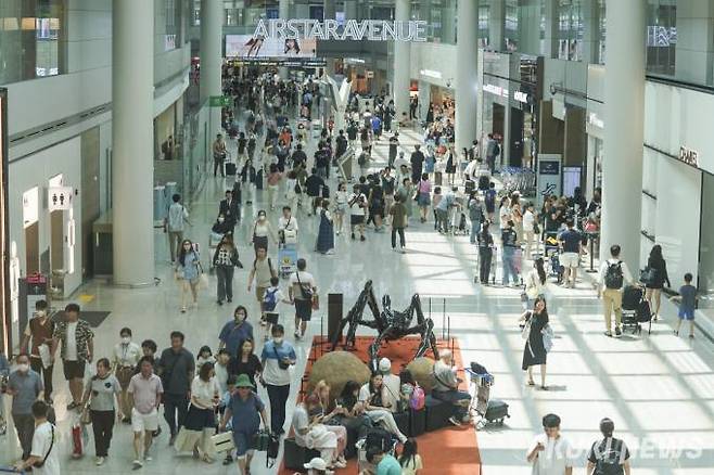 본격적인 여름 휴가철을 맞아 인천국제공항 1터미널 출국장이 해외 여행객들로 북적이고 있다.   사진=임형택 기자