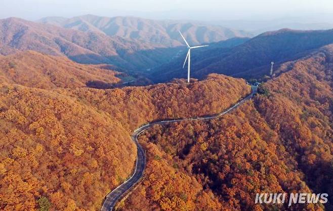 '운두령 정상 풍경'운두령은 계방산(桂芳山) 자락에 있는 고개로 강원도 홍천군 내면과 평창군 용평면의 경계에 위치한다. 해발 1,089m로 남한에서 자동차로 넘나드는 고개 중 1,330m의 만항재 다음으로 높은 고개이다. 항상 구름이 재를 넘나든다해서 ‘운두령(雲頭嶺)’이란 지명이 유래하였다.