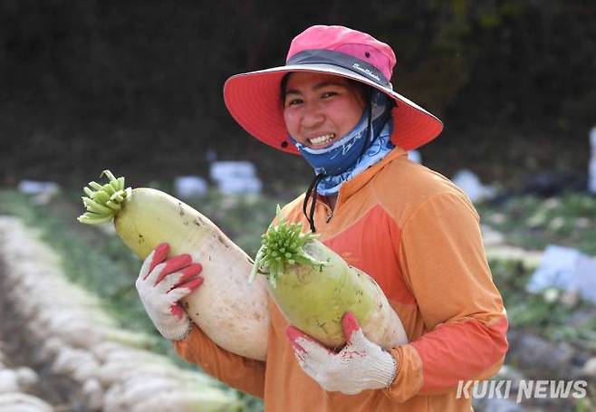 태국에서 온 수파타 수완자이(34) 씨는 “남편과 함께 돈을 벌기위해 한국에 왔다. 태국에 두 딸이 있는데 어머니가 돌보고 있다”면서 “몇 년 열심히 일해서 태국에 돌아가 큰 집을 살 것”이라고 말했다.