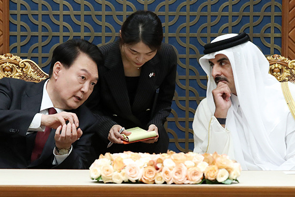 South Korean President Yoon Suk Yeol, left, and Qatari Emir Tamim bin Hamad Al-Sani [Photo by Yonhap]