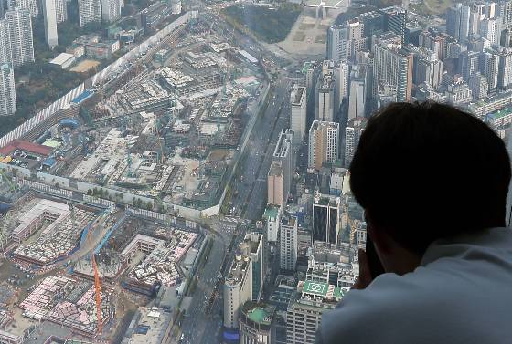 25일 국가통계포털에 따르면 지난해 기준 전출·전입지별 이동자수 분석 결과 서울에서 경기로 전출한 순이동자수는 전국에서 가장 많은 6만234명으로 집계된다. 서울 아파트 매매와 전세가격이 크게 오르며 주거비 부담이 증대된 이들이 경기로 이사를 가는 비율이 늘어난 영향이 크다는 방증이다./사진=뉴스1
