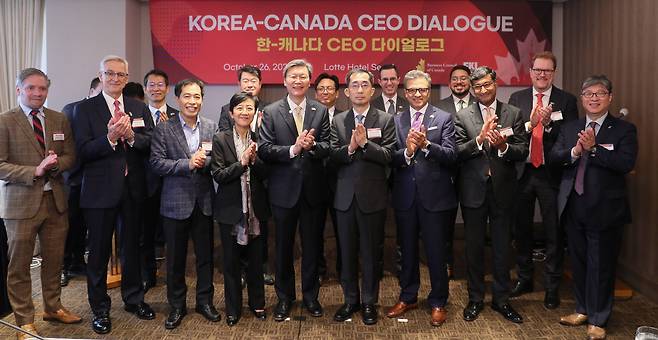 김창범 한국경제인협회 부회장(앞줄 왼쪽 다섯번째부터), 강재권 외교부 경제외교조정관, 골디 하이더 캐나다기업연합회 회장을 비롯한 참석자들이 ‘제1회 한-캐나다 CEO 다이얼로그’에서 기념촬영을 하고 있다. [한경협 제공]