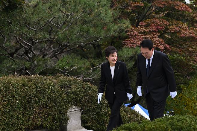 윤석열 대통령과 박근혜 전 대통령이 26일 서울 동작구 국립서울현충원 박정희 전 대통령 묘역에서 박 전 대통령 서거 제44주기 추도식을 마치고 함께 묘소 참배에 나서고 있다. [연합]