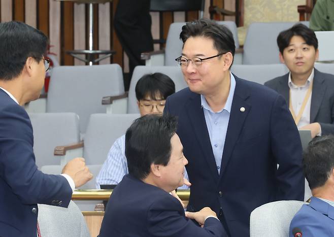 국민의힘 김성원 연구원장이 17일 국회에서 열린 국정감사대책회의에 참석하며 의원들과 인사하고 있다.[연합]