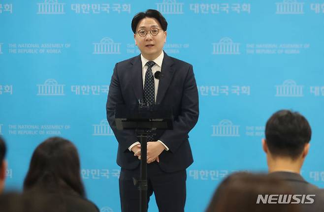 신인규 정당바로세우기 대표.[서울=뉴시스] 조성봉 기자 = 신인규 전 국민의힘 상근부대변인이 지난 25일 오전 서울 여의도 국회 소통관에서 탈당 기자회견을 마치고 취재진의 질문에 답변하고 있다. 2023.10.25. suncho21@newsis.com