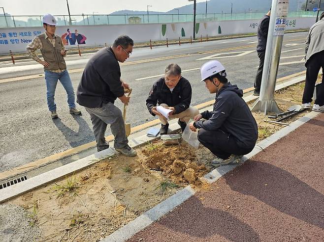 [수원=뉴시스] 토양조사. (사진=수원시 제공) 2023.10.26. photo@newsis.com *재판매 및 DB 금지