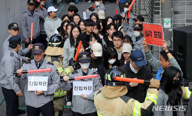 [서울=뉴시스] 김선웅 기자 = 지난 25일 서울 광진구 건대입구역 인근 건대맛의거리에서 다중운집 상황 발생을 가정한 인파감지 시스템 활용 인파밀집 예방 합동 훈련이 진행되고 있다. 2023.10.25. mangusta@newsis.com