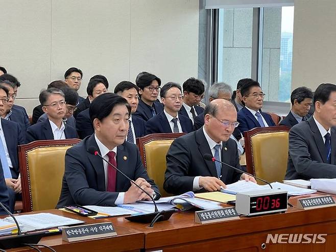 [서울=뉴시스] 방송통신위원회를 대상으로 하는 과학기술정보방송통신위원회의 종합감사가 26일 국회에서 열렸다. 이동관 방통위원장과 이상인 방통위 부위원장이 참석했다.