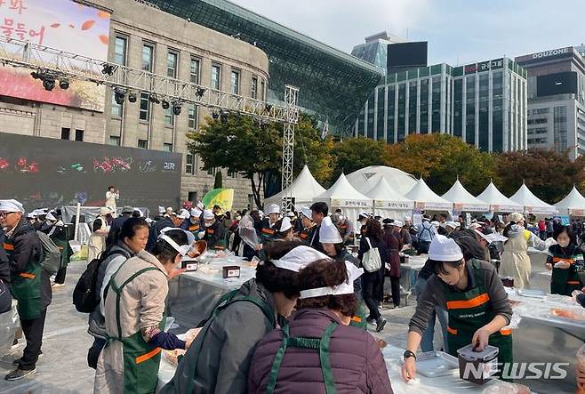 [서울=뉴시스] 전남도가 24일 서울시청 광장에서 개최한 '2023 남도 김장대전'에서 시민들이 남도김치 담그기 체험을 만끽하고 있다. (사진=전남도 제공) 2023.10.24. photo@newsis.com *재판매 및 DB 금지