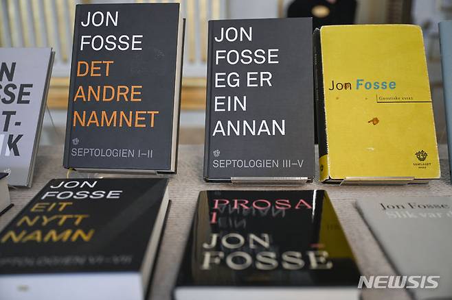 [스톡홀름=AP/뉴시스] 작성한 지 140년 만에 완성된 스웨덴어 사전이 세상에 선보일 전망이다. 스웨덴에서 공신력 있는 것으로 인정받는 스웨덴 아카데미 사전(SAOB)이 1883년 작성을 시작한 뒤로 140년 만에 인쇄 단계에 들어갔다고 25일(현지시간) 가디언이 보도했다. 사진은 노르웨이의 극작가·소설가 욘 포세(64)가 2023년 노벨 문학상 수상자로 발표된 직후 그의 저서가 지난 5일(현지시간) 스웨덴 수도 스톡홀름의 스웨덴 왕립과학원에 전시된 모습. 2023.10.26.