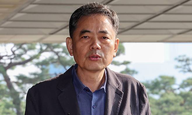 '대장동 로비 의혹'을 받는 곽상도 전 국민의힘 의원이 25일 피의자 신분으로 조사를 받기 위해 서울 서초구 서울중앙지방검찰청에 출석, 취재진의 질의에 답하고 있다. 뉴스1