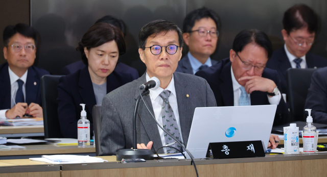 23일 서울 중구 한국은행에서 열린 국회 기획재정위원회의 한국은행 국정감사에서 이창용 총재가 의원의 질의에 답하고 있다. 연합뉴스