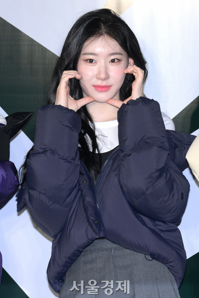 그룹 있지(ITZY) 채령이 26일 오후 서울 용산구 모처에서 진행된 아웃도어 브랜드 ‘코오롱스포츠 창립 50주년’ 기념 포토콜에서 포즈를 취하고 있다. 김규빈 기자