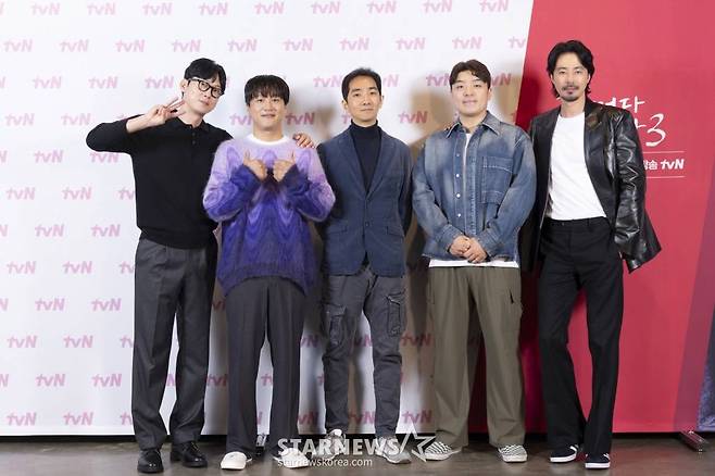 박병은, 차태현, 류호진 PD, 윤인회 PD, 조인성이 26일 오전 온라인으로 진행된 tvN 예능 '어쩌다 사장3' 제작발표회에 참석해 포즈를 취하고 있다 . /사진제공=CJENM 2023.10.26 /사진=이동훈