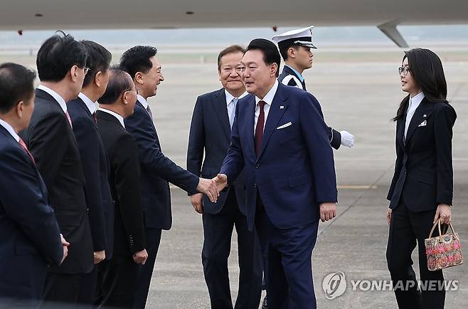 김기현 대표와 악수하는 윤석열 대통령 (성남=연합뉴스) 임헌정 기자 = 4박6일 간의 사우디아라비아·카타르 국빈 방문을 마친 윤석열 대통령이 26일 오전 성남 서울공항에 도착, 국민의힘 김기현 대표와 악수하고 있다. 2023.10.26 kane@yna.co.kr