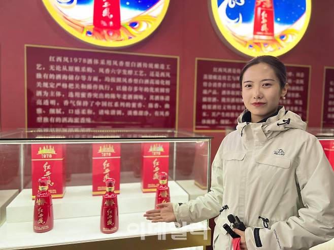 서봉주 공장에서 최고급품 레드 프리미엄을 소개하는 현지 안내인