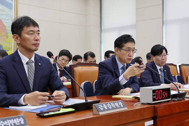 김주현 금융위원장이 27일 국회에서 열린 정무위원회 국정감사에서 의원 질의에 답하고 있다. 사진 왼쪽은 이복현 금융감독원장, 사진 오른쪽은 김소영 금융위 부위원장 모습. (사진=연합뉴스)