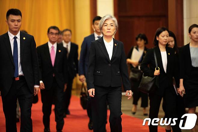 한국의 강경화 외교부 장관이 2019년 11월 리커창 중국 총리와 회담하기 위해 베이징 인민대회당에 도착하고 있다. ⓒ 로이터=뉴스1 ⓒ News1 이동원 기자