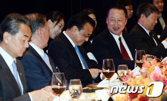 위 행사장에서 환하게 웃고 있는 리커창 전 총리. 왕이 중국 외교부장, 박용만 대한상공회의소 회장 등의 모습도 보인다. (사진공동취재단) 2015.11.1/뉴스1
