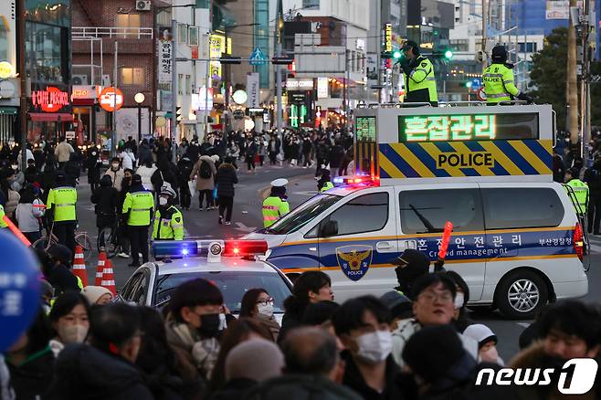 지난해 12월17일 부산 수영구 광안리해수욕장 일대에서 열리는 '제17회 부산불꽃축제'를 앞두고 경찰관들이 '혼잡안전관리차량'에 올라 인파 통제를 하고 있다. 2022.12.17/뉴스1 ⓒ News1 DB