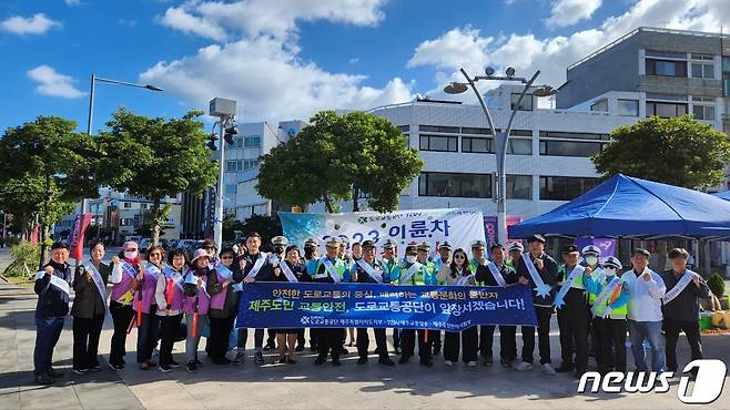 (강원·제주=뉴스1) 이종재 기자 = 도로교통공단 TBN한국교통방송은 27일 제주특별자치도 제주시 동문시장 앞 탐라문화광장에서 ‘이륜차 무상점검 서비스’ 행사를 실시했다.(도로교통공단 제공) 2023.10.27/뉴스1