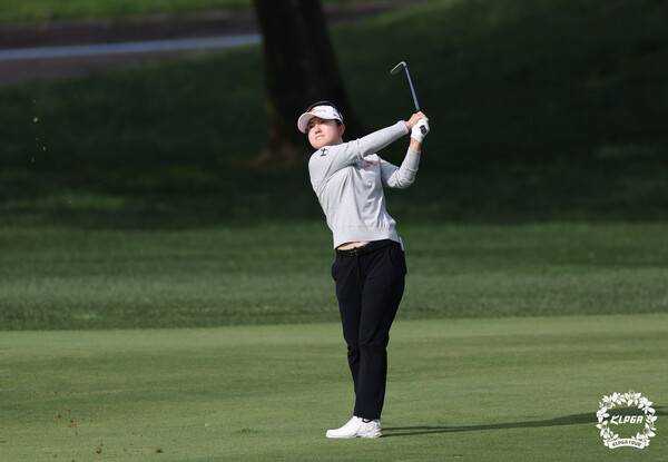 이승연(25·SK네트웍스)이 26일 제주 서귀포시 소재 '핀클스 골프클럽(파72·6,727야드)에서 열린 'SK네트웍스·서울경제 레이디스 클래식(총상금 8억 원, 우승상금 1억 4천4백만 원) 대회 1라운드 3번 홀 두 번째 아이언 샷 모습. 사진┃KLPGA