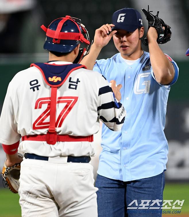 5일 부산 사직구장에서 열린 LG와 롯데의 경기, 경기 전 2024 롯데 자이언츠 1차지명 신인 전미르가 시구를 하고 있다. 부산=허상욱 기자wook@sportschosun.com/2023.10.05/