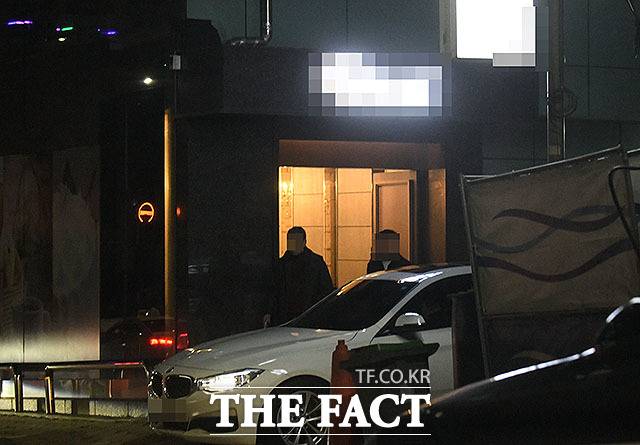 영화배우 이선균(48)씨가 마약 투약 혐의로 입건된 가운데 이 씨가 드나들던 유흥업소가 인근으로 자리를 옮겨 버젓이 영업중인 것으로 확인됐다. /이효균 기자