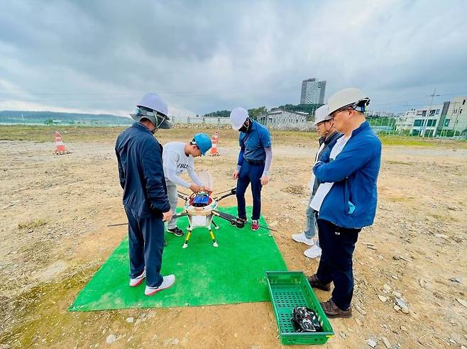 여수시가 드론 조종사 국가 자격증 취득 지원을 위한 2023년 드론전문교육을 성공적으로 마무리했다.［사진제공=여수시］