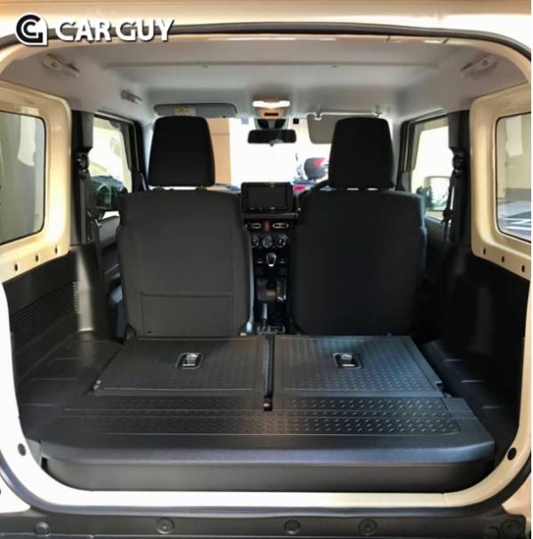 리어시트를 접으면 풀플랫 공간이 장점인 짐니 시에라