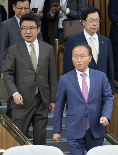 윤재옥 국민의힘 원내대표가 27일 국회에서 열린 국정감사 대책회의에 참석하고 있다. <연합뉴스>