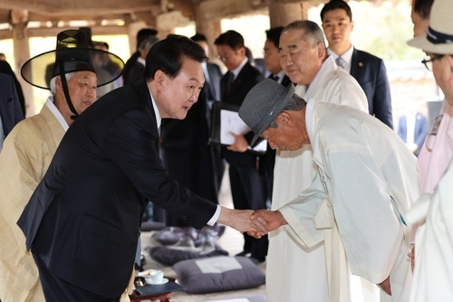 윤석열 대통령이 27일 오후 경북 안동 병산서원에서 열린 유림간담회에 입장하며 참석자들과 인사하고 있다 [사진 = 연합뉴스]