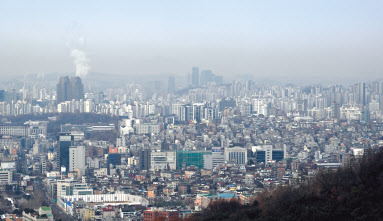 서울 용산구 남산 전망대에서 강북 일대 아파트와 빌딩들이 보이고 있다. 임세준 기자