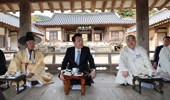 윤석열 대통령이 27일 오후 경북 안동 병산서원 누각 만대루에서 유림간담회를 주재하고 있다. [연합]