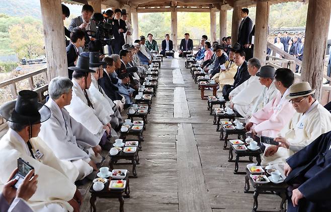 윤석열 대통령이 27일 오후 경북 안동 병산서원 누각 만대루에서 유림간담회를 주재하고 있다. 연합뉴스