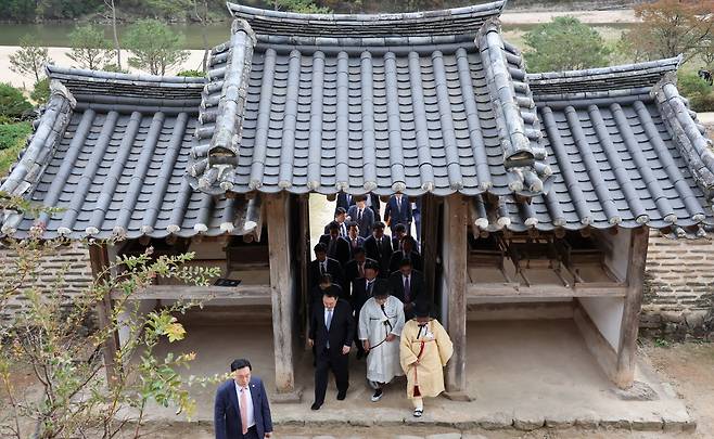 윤석열 대통령이 27일 오후 경북 안동 병산서원에서 열린 유림간담회에 입장하고 있다. [연합]