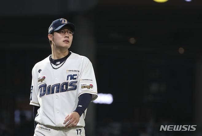 [창원=뉴시스] 김근수 기자 = 19일 경남 창원시 마산회원구 창원NC파크에서열린 2023 KBO 포스트시즌 와일드카드 결정 1차전 두산 베어스와 NC 다이노스의 경기, 5회초 NC 세번째 투수 김영규가 2사 1,2루 상황에서 두산 박준영을 삼진으로 잡고 마운드를 내려오고 있다. 2023.10.19. ks@newsis.com