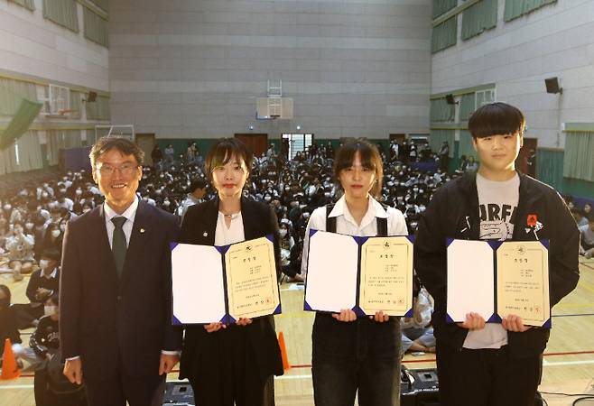 천창수 울산광역시교육감은 27일 일산중학교를 찾아 2학년 허승빈·김도연 학생과 김명지 사서교사에게 표창을 전달했다. 울산교육청 제공