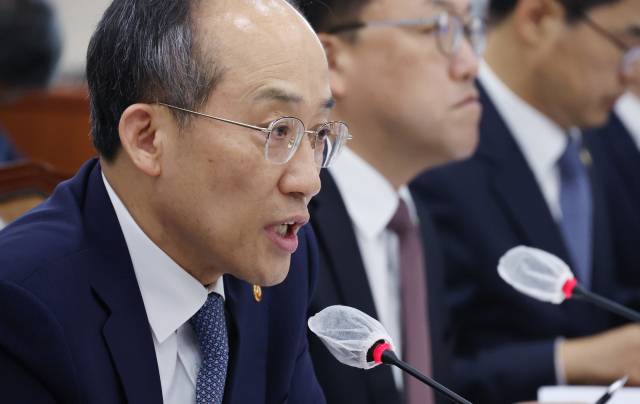 ▲추경호 경제부총리 겸 기획재정부 장관이 26일 국회에서 열린 기획재정위원회 국정감사에서 의원 질의에 답변하고 있다. 추 부총리는 법인세 감세 논란이 큰 가운데도 이번 국감에서 앞으로도 법인세 감세 정책을 이어가겠다고 밝혔다. ⓒ연합뉴스