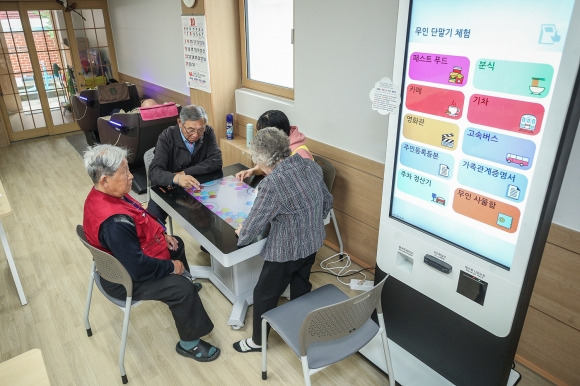 스마트경로당 시범 사업소로 선정된 서울 양천구 신원경로당에서 구민들이 스마트 기기를 사용하고 있다. 양천구 제공