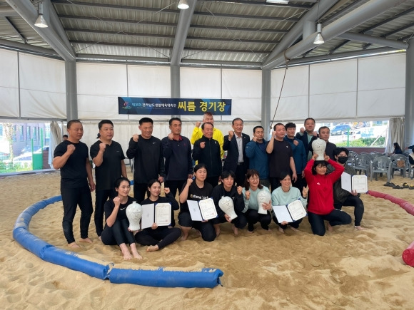 지난 24일부터 26일까지 순천에서 개최된 ‘제35회 전라남도 생활체육 대축전’에서 20년만에 씨름 단체전 우승을 차지한 순천시청 씨름단이 단체 사진을 찍고 있다.