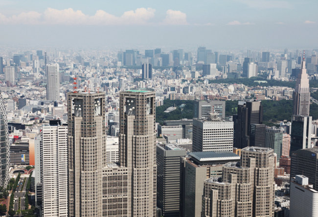 헬기를 타고 상공에서 바라본 일본 도쿄 도심 전경. 왼쪽 앞의 쌍둥이 빌딩은 도쿄도청이며 뒤로 보이는 오피스 빌딩이 밀집한 곳은 도쿄역이 있는 시내 중심가다. [동아DB]