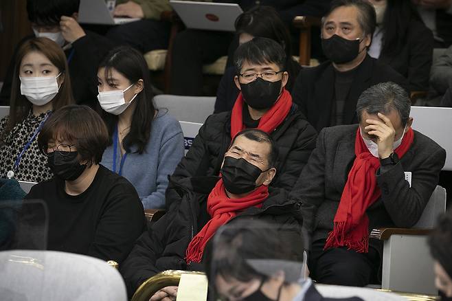 1월4일 서울 여의도 국회에서 열린 '용산 이태원 참사 진상규명과 재발방지를 위한 국정조사특별위원회 청문회'에 참가한 이태원 참사 유가족들이 증인들의 답변을 듣던 중 괴로워 하고 있다. ⓒ시사IN 이명익